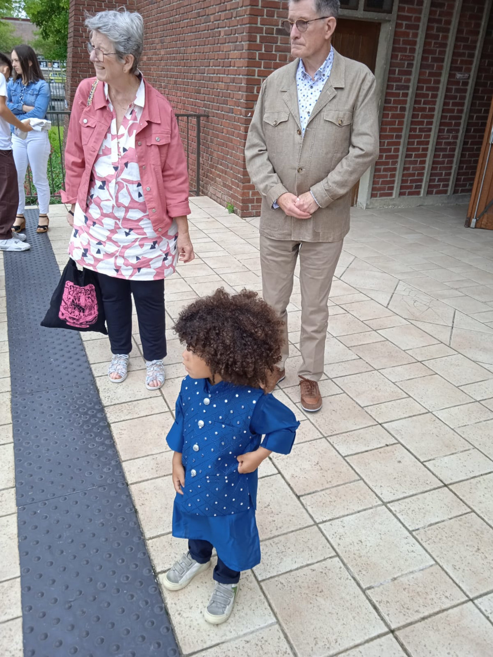 Adao devant ses grands-parents paternels à la sortie de l'église